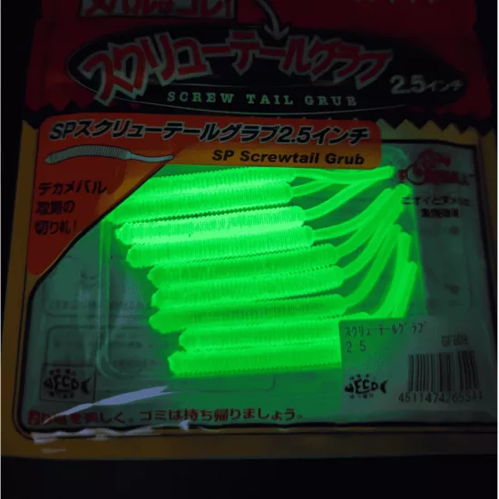 Smith Screw Tail Grub 2.5’’ GF809 Glow Pearl White